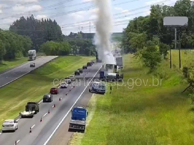 Caminhão carregado com televisores pega fogo na rodovia Washington Luís