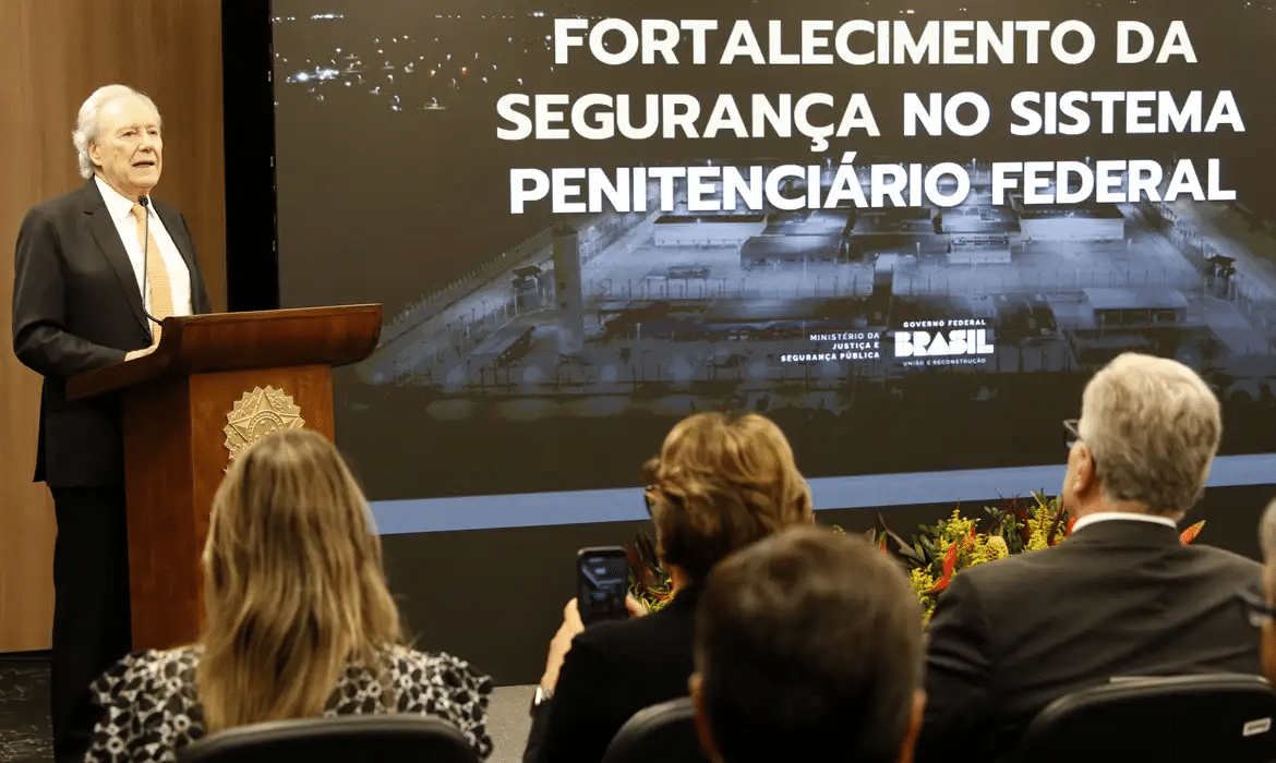 Ministro faz balanço de investimento