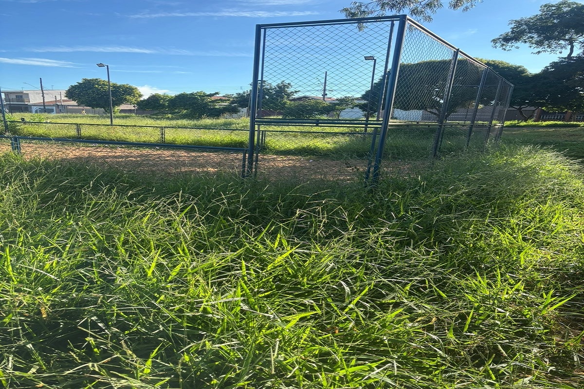 Moradores pedem limpeza e manutenção da pracinha do Jardim Munique