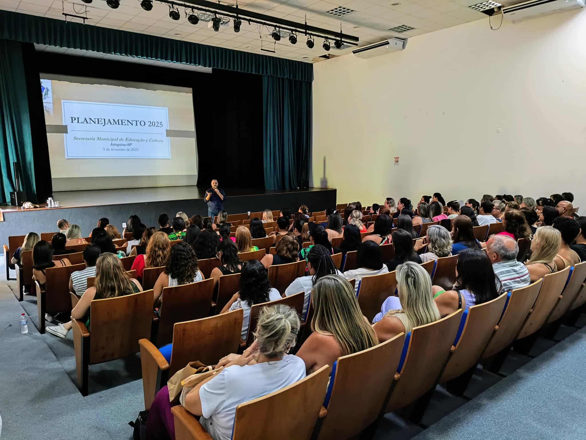 Palestra marca retorno de professores