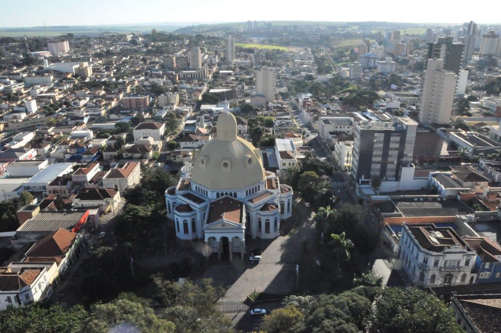 Comércio de São Carlos e Ibaté terá horário especial na próxima semana