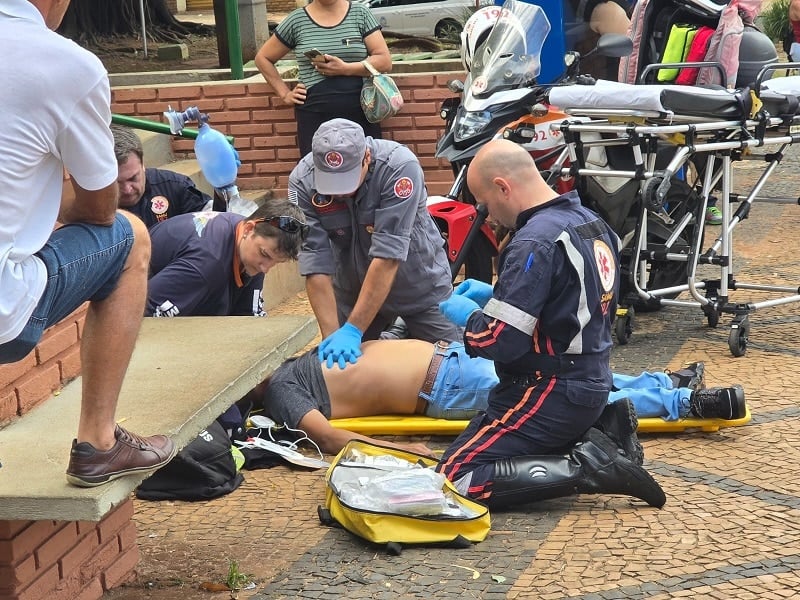 Homem sofre possível infarto em ponto de ônibus na Avenida São Carlos