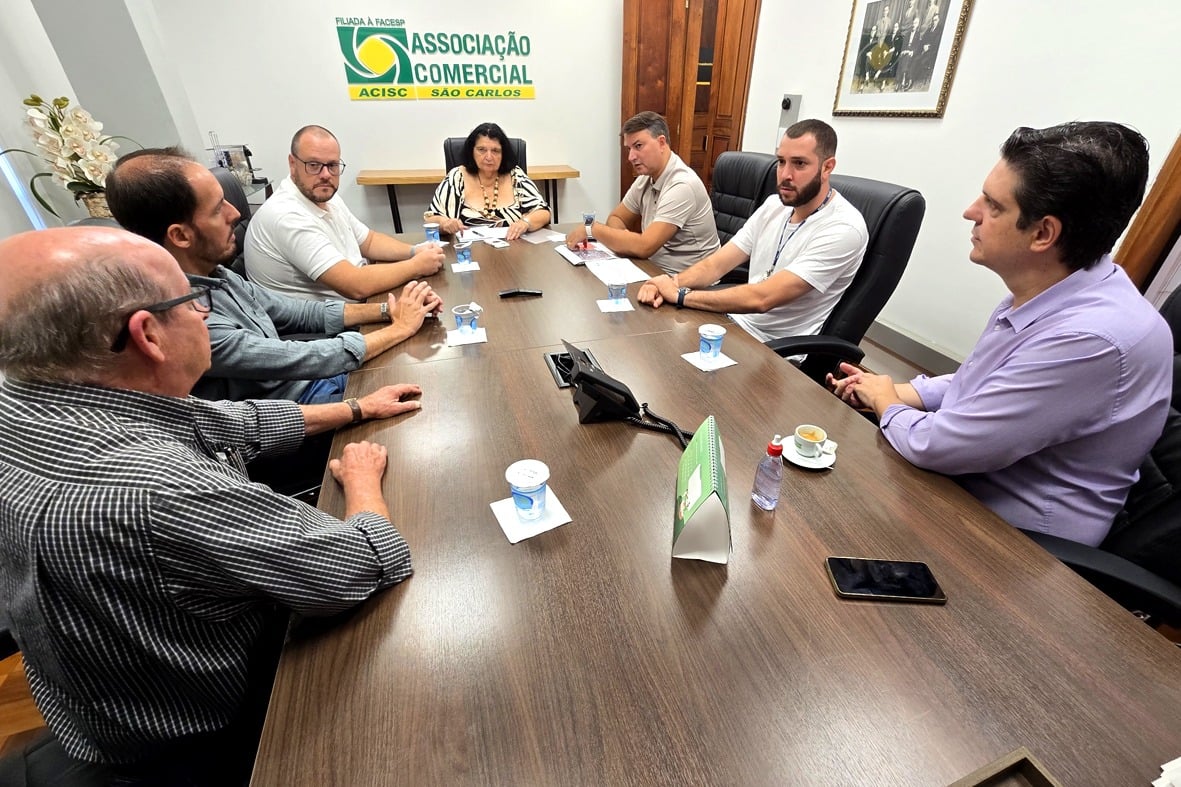 Reunião na ACISC discute projeto de coleta de lixo com containers mecanizados