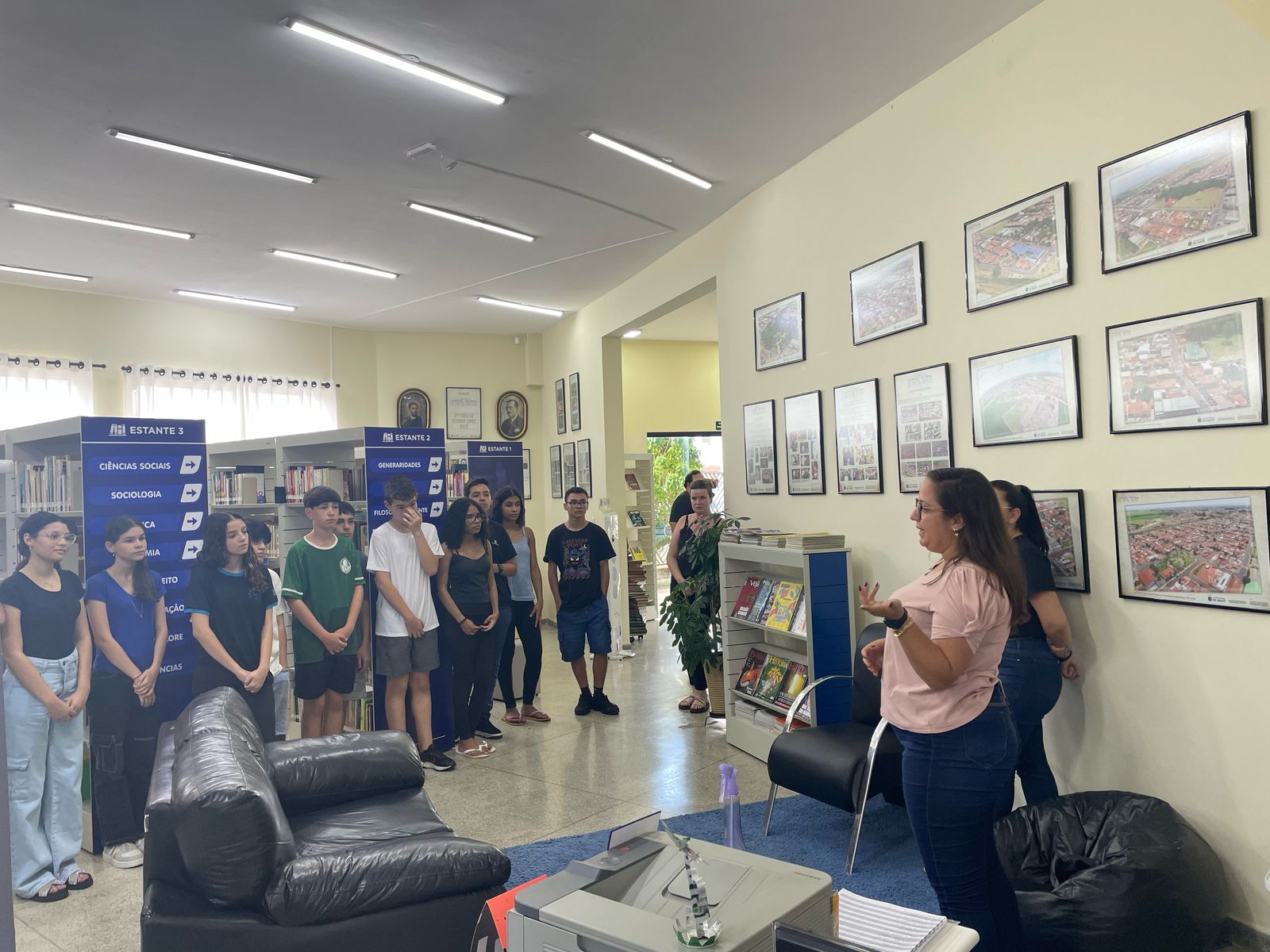 Exposição recebe alunos da escola Edésio Castanho na Biblioteca Municipal