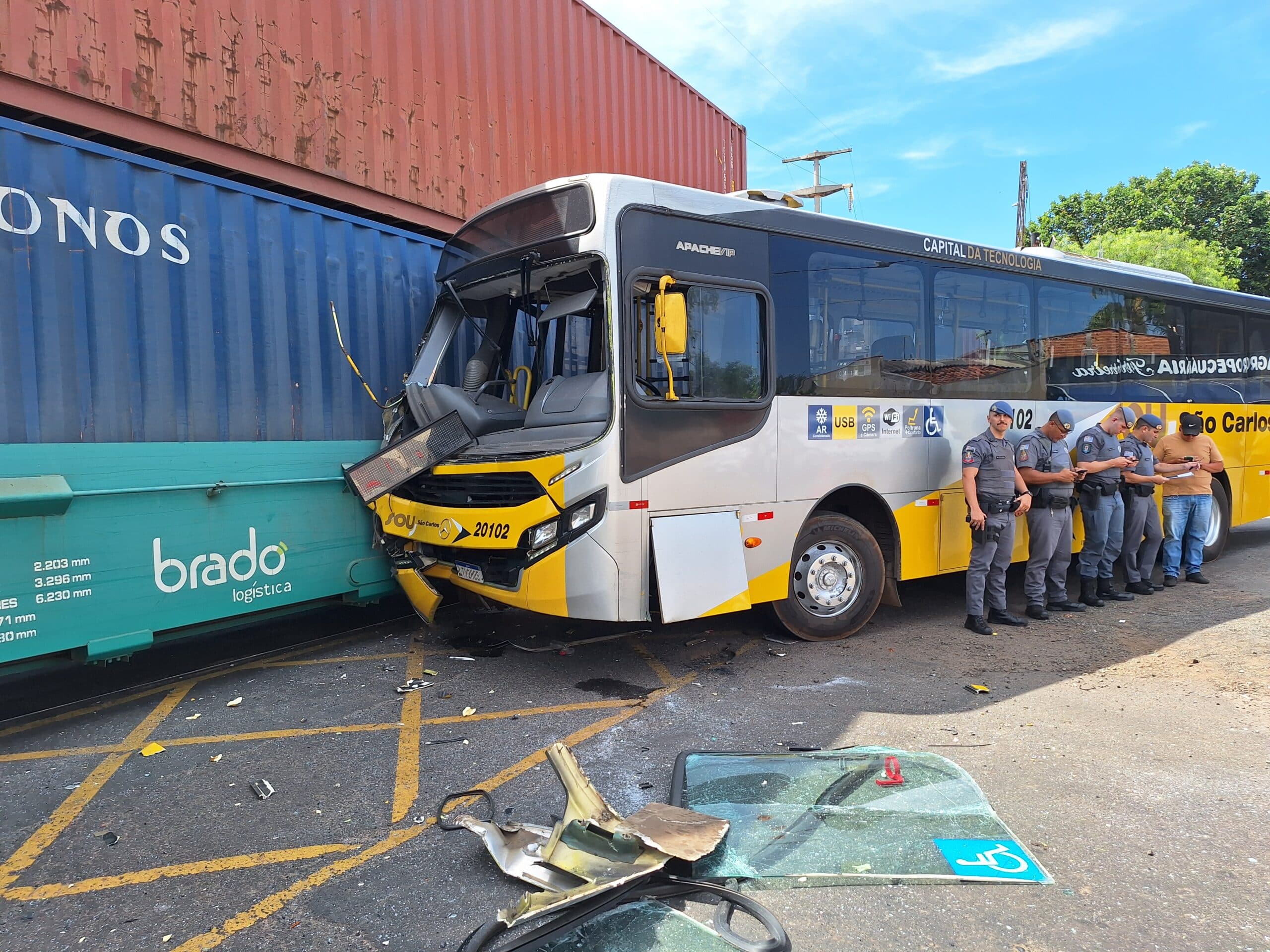 Ônibus do transporte coletivo se envolve em acidente com trem no CDHU em São Carlos