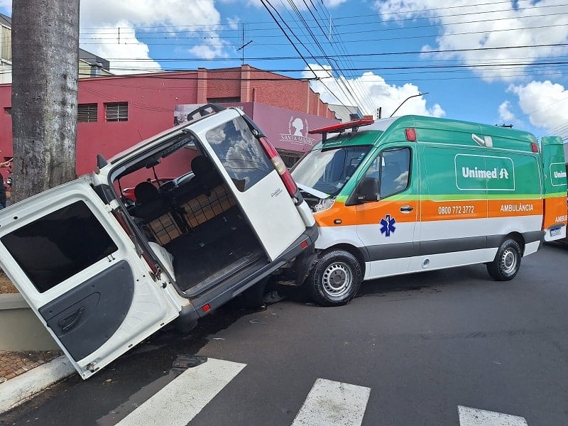 Colisão entre carro e ambulância atrasa atendimento de uma criança