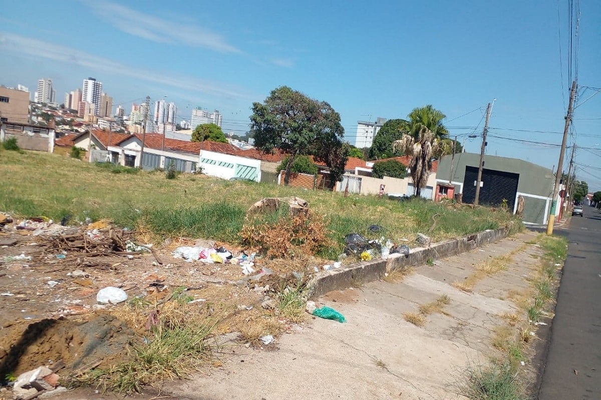 Terreno abandonado preocupa moradores e fiéis no Tijuco Preto