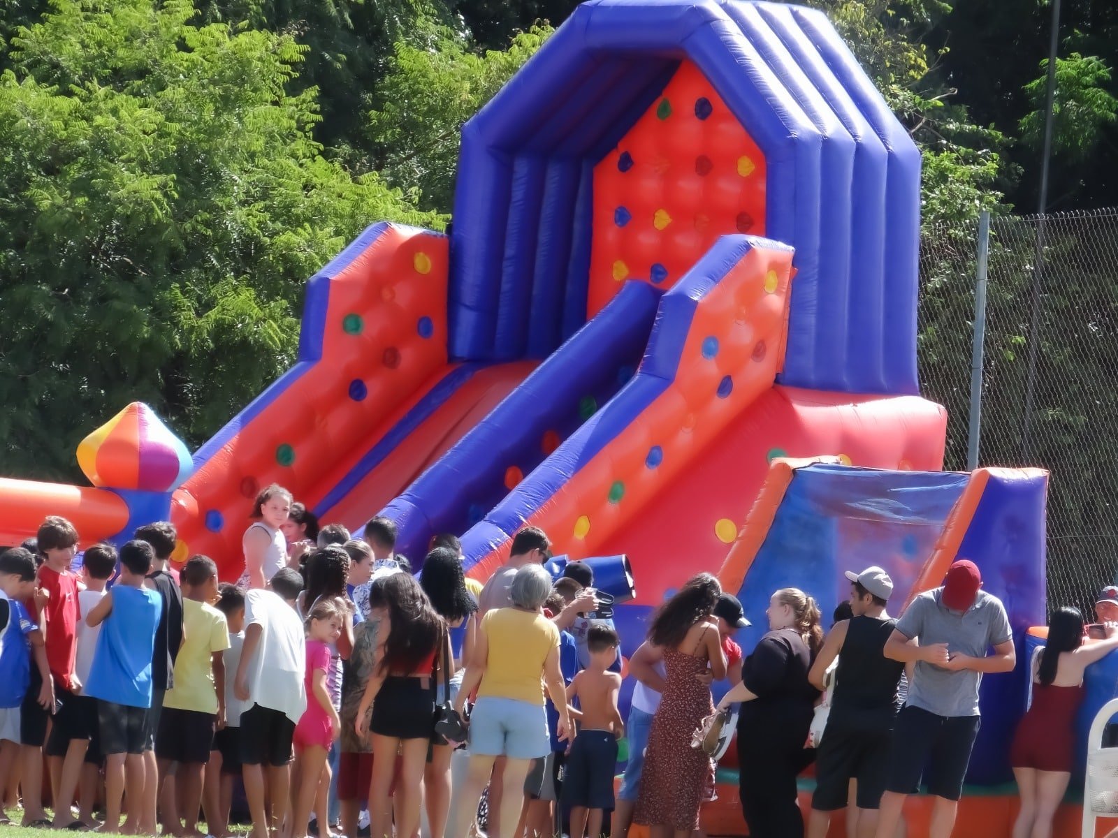 Matinê de Carnaval reuniu centenas de famílias em domingo muito especial