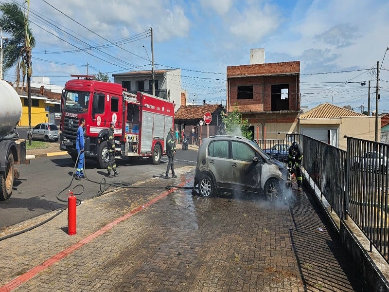 Incêndio em veículo é controlado na manhã desta segunda-feira em Ibaté