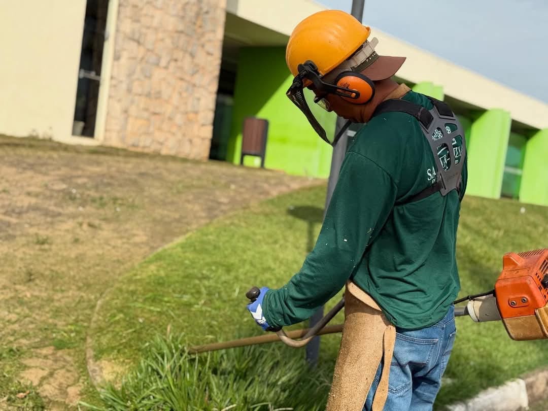 Prefeitura faz roçagem no Cemitério Municipal