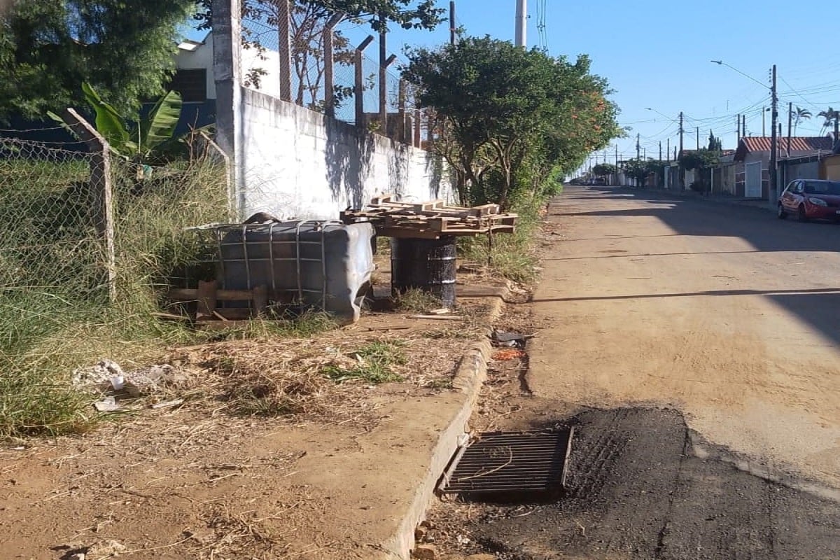 Moradores denunciam focos de dengue no campo São João Batista