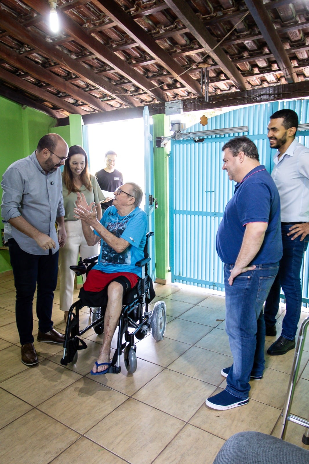 Prefeitura entrega cadeiras de rodas elétricas a pacientes cadastrados