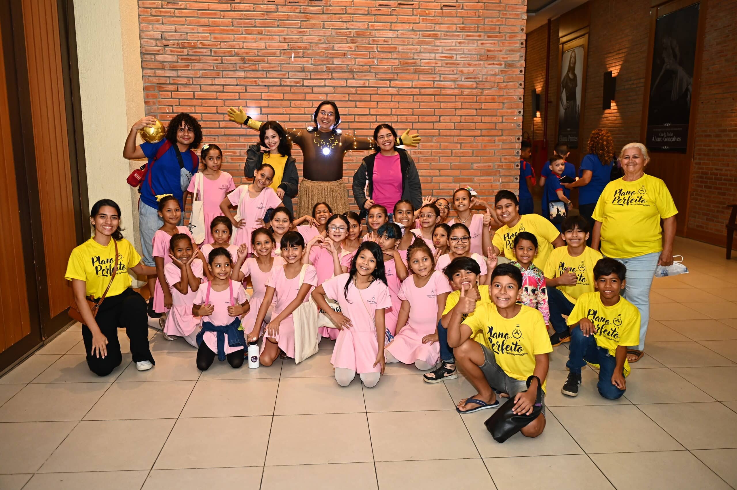 Projeto ‘A Escola Vai ao Teatro’ leva magia e aprendizado para milhares de crianças, em Manaus