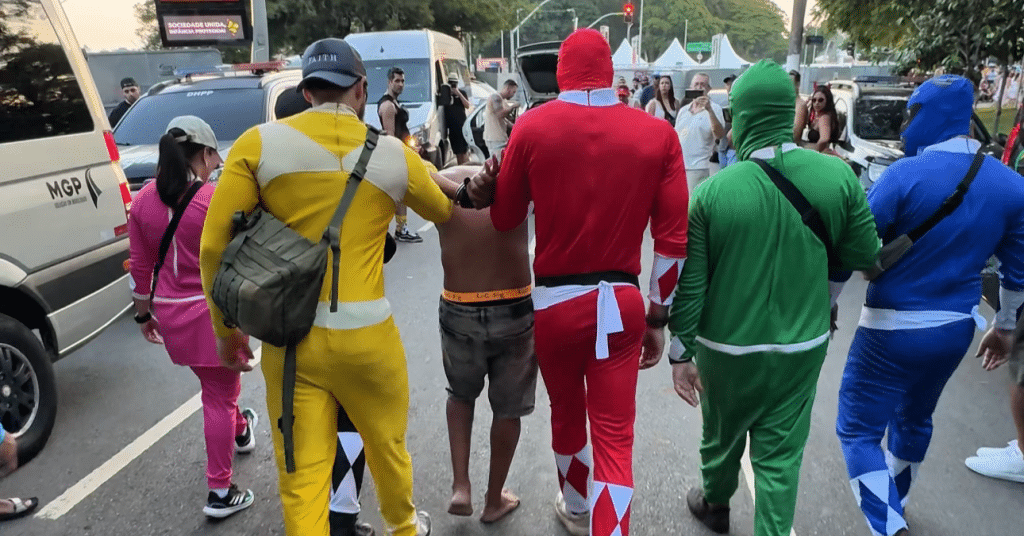 Power Rangers, Chapolin e padre: policiais usam fantasias para prender ladrões em blocos