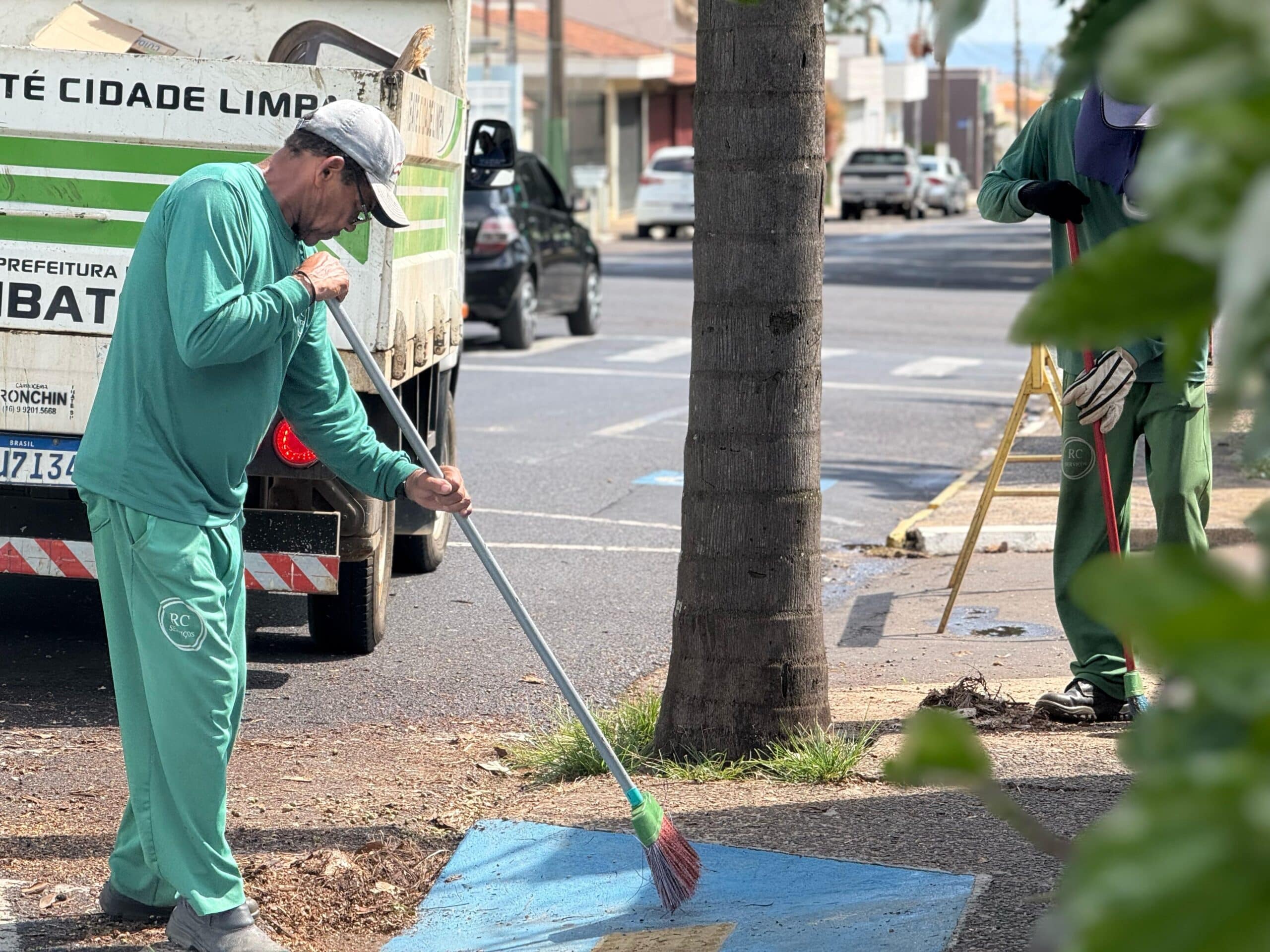 Prefeitura intensifica limpeza urbana