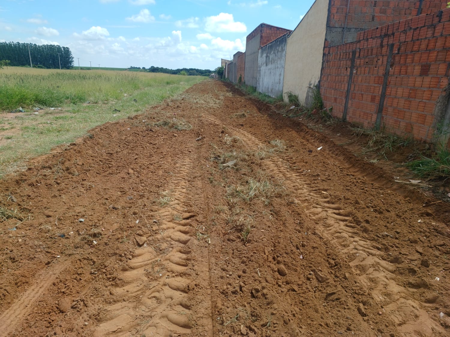 Prefeitura limpa terreno no Cruzado