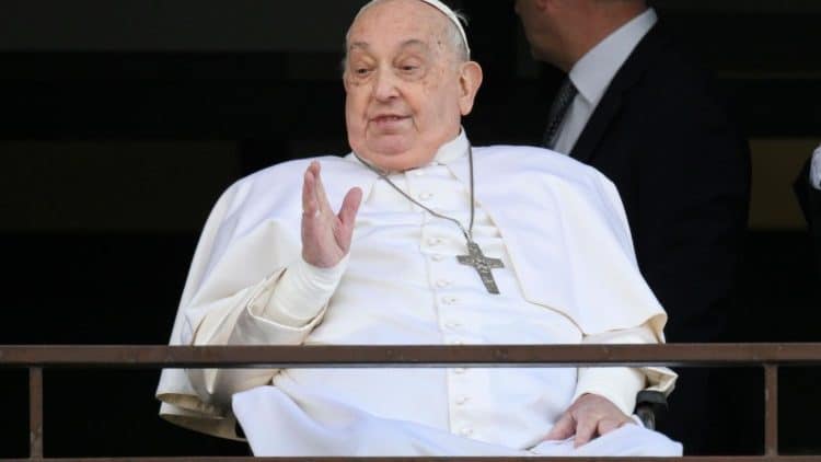 Papa Francisco faz 1ª aparição pública neste domingo