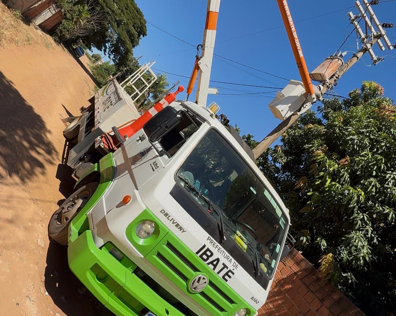 Prefeitura inicia instalação de postes de iluminação no Banco da Terra I