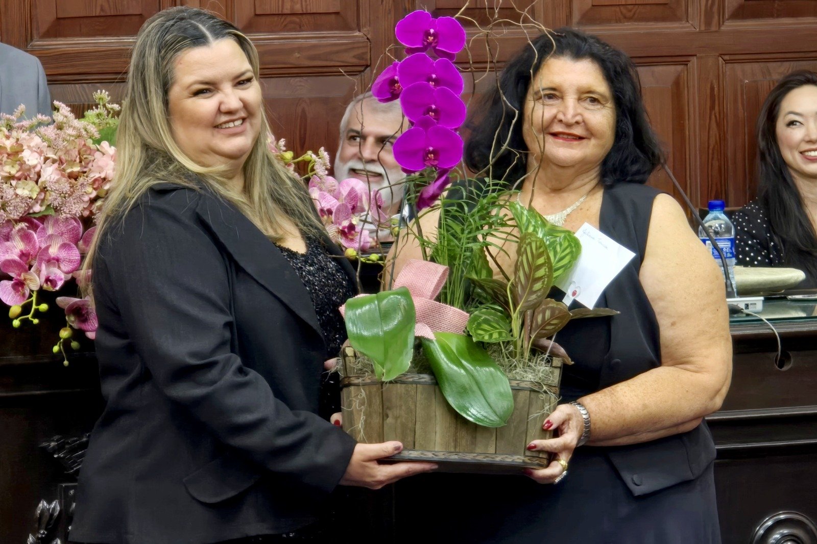 Ivone Zanquim participa de entrega de título de Cidadã Benemérita para presidente do CMEC